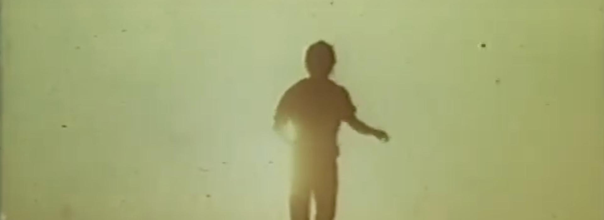 Silueta de persona corriendo en las dunas durante el atardecer