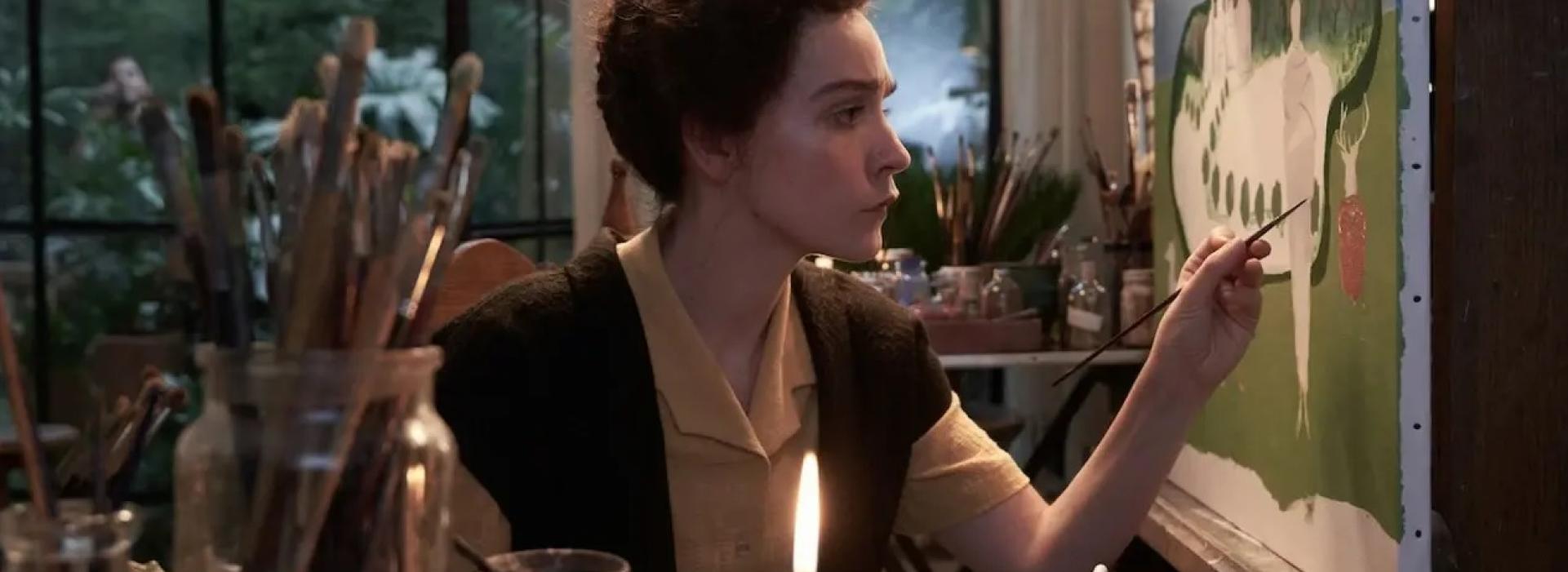 Una mujer de perfil pinta.