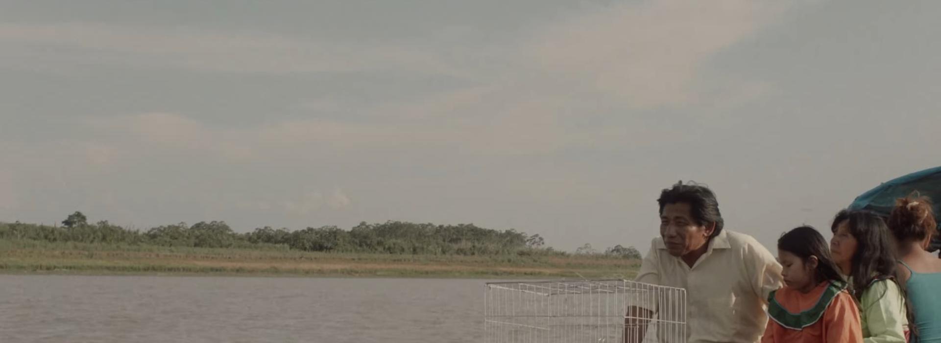 Una familia en un bote con un perro en una jaula.