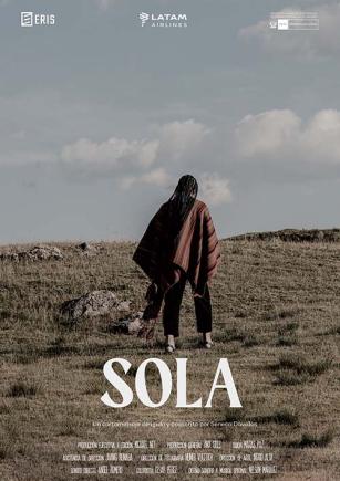 Una mujer caminando de espaldas