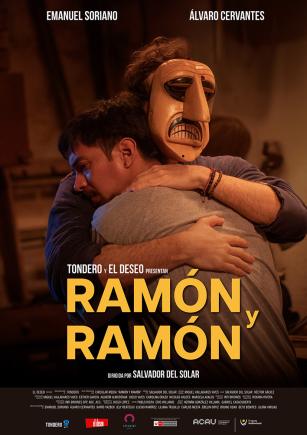 Dos hombres se abrazan, uno tiene una máscara.