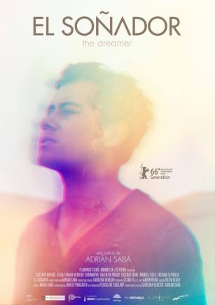 La parte superior del cuerpo de un hombre borroso.