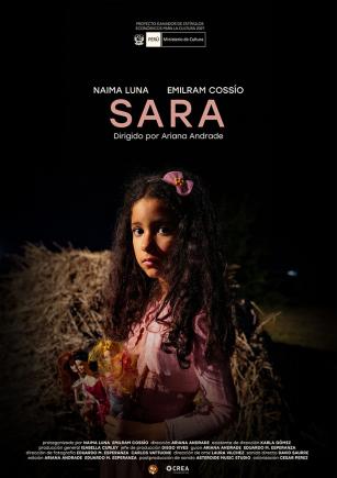 Una niña pequeña sostiene muñecas en sus manos.