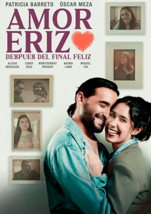 Una pareja se abraza. Hay marcos de fotos en la pared.