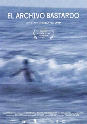 Una silueta borrosa, fondo azul.