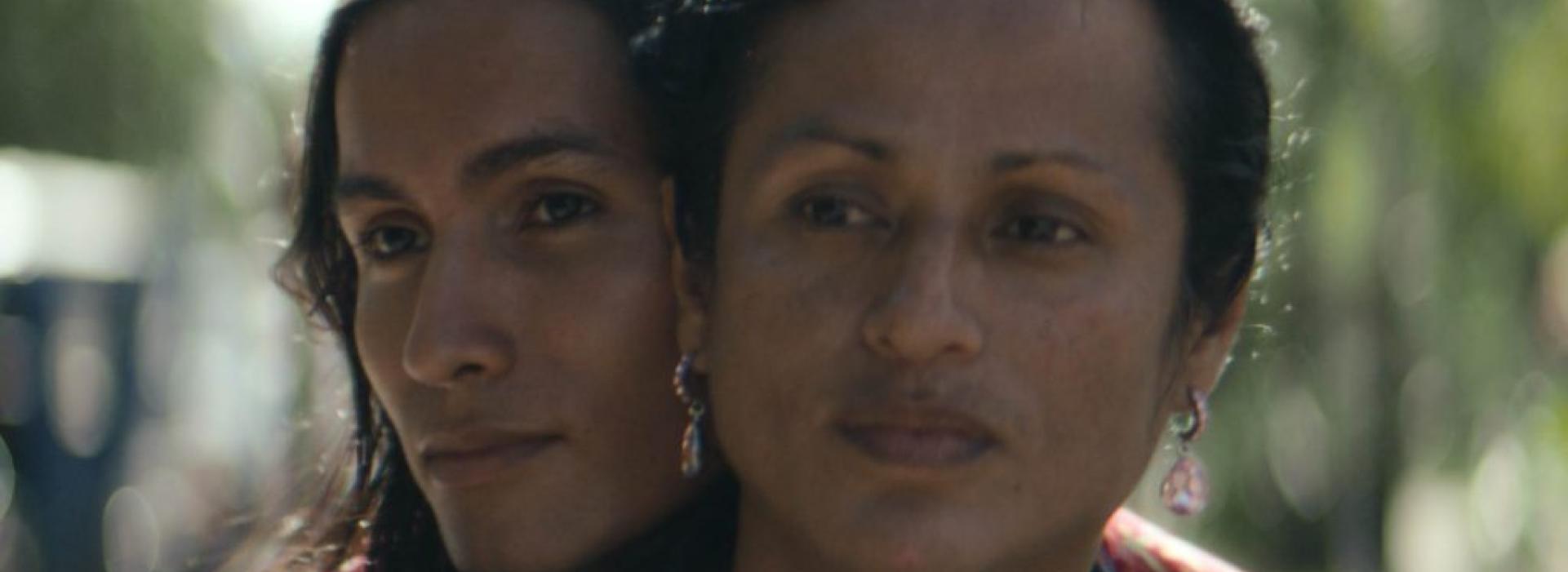 Dos personas juntas.