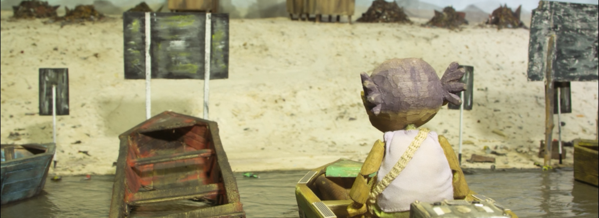 Niña en bote viendo la pared