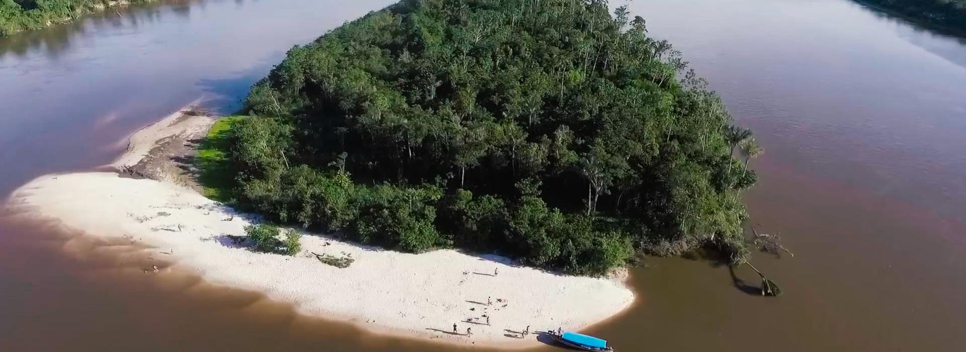 Imagen panorámica de un río en la selva peruana
