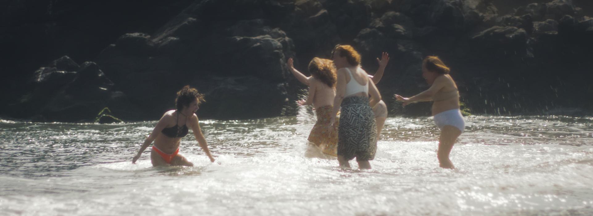 Cincos amigas en el mar.