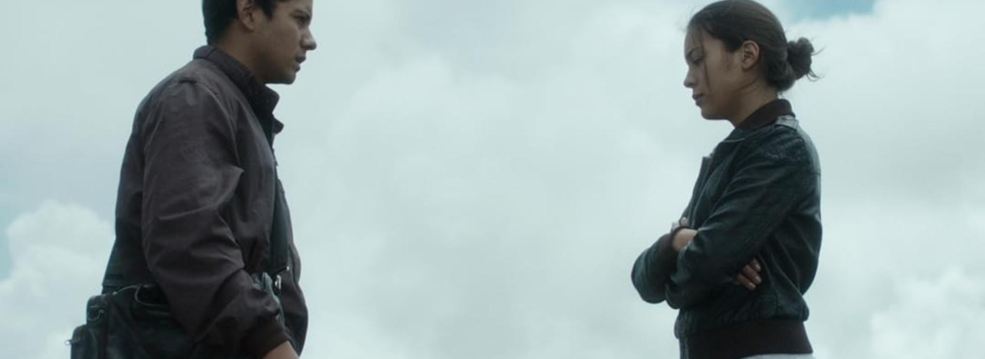 Una mujer y un hombre están frente a frente.