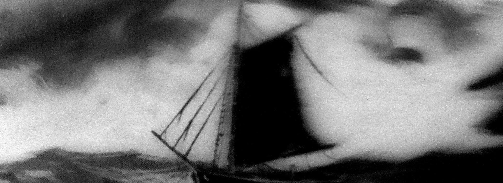 un barco borroso en blanco y negro